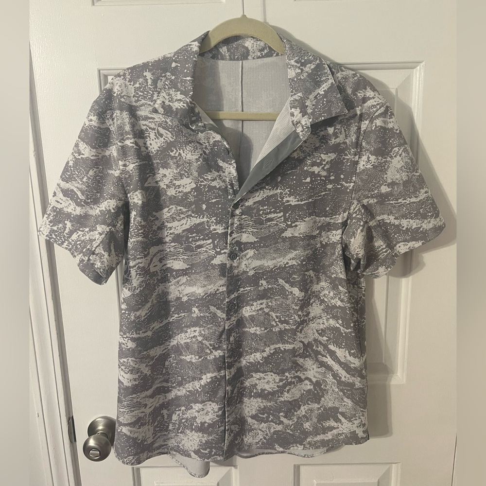 Lululemon “live in practice” men’s button down Size XL